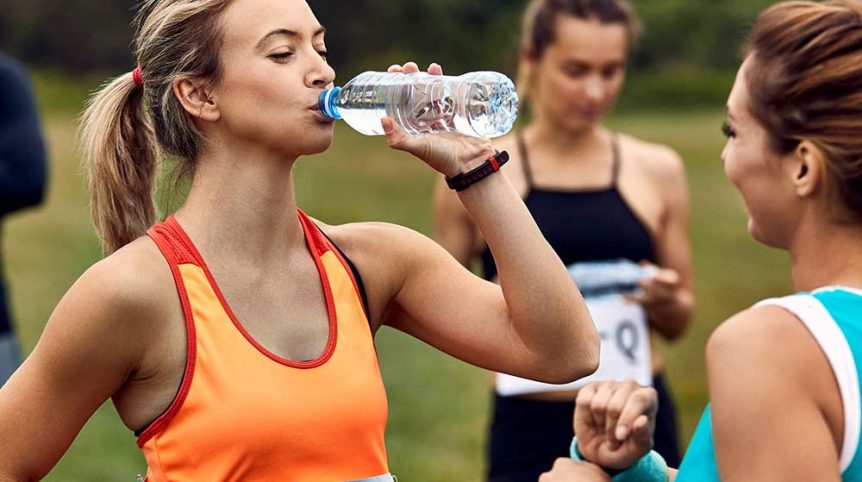 Tomar agua para rendir en cualquier deporte