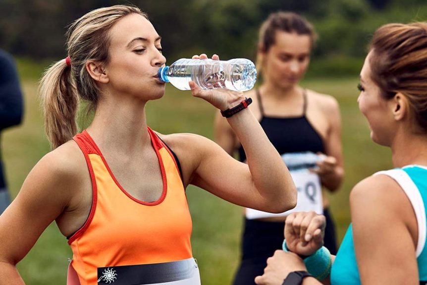 Tomar agua para rendir en cualquier deporte