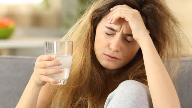 ¡AWAS con la resaca! Guía de hidratación para las fiestas de fin de año